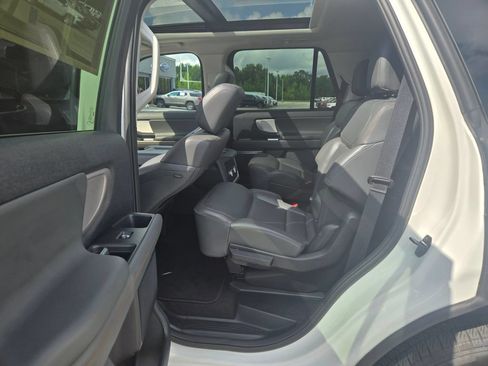 Used 2025 Ford Expedition Active RWD image 8
