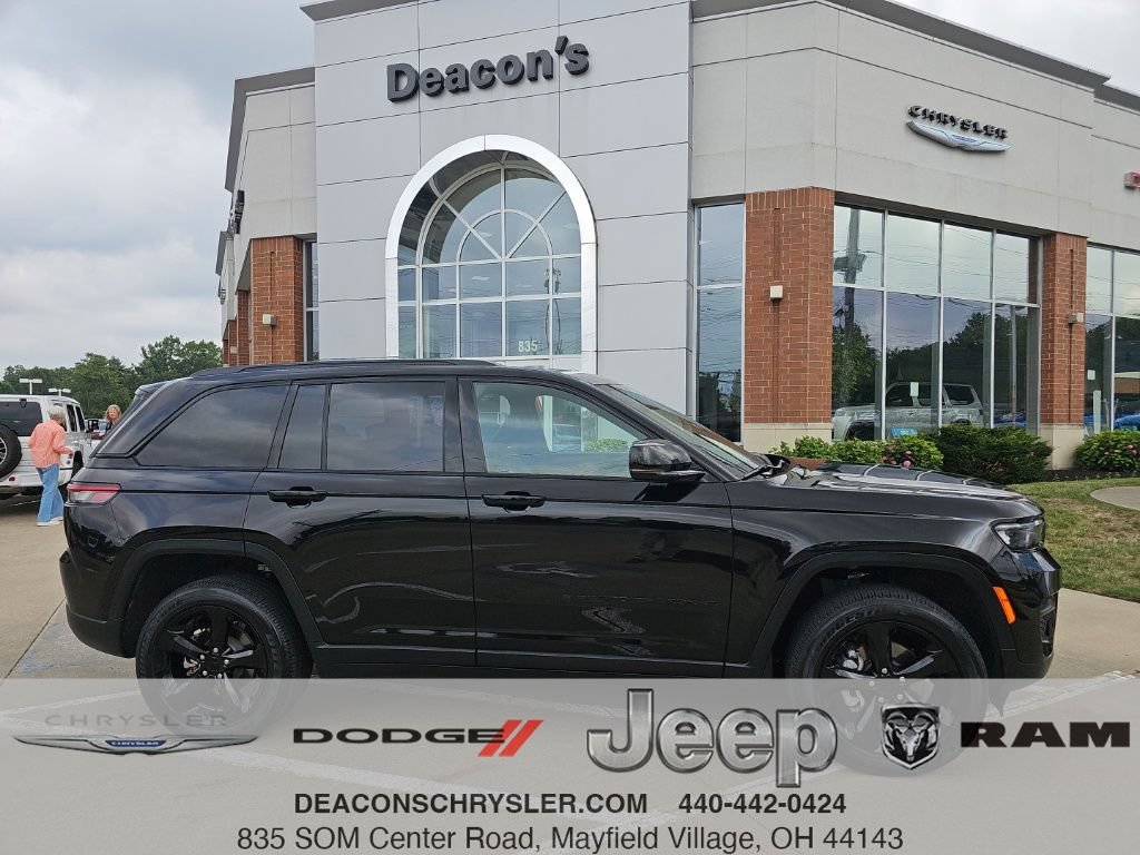 Certified 2025 Jeep Grand Cherokee Altitude AWD/4WD image 1