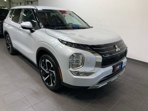 Used 2024 Mitsubishi Outlander SE image 2