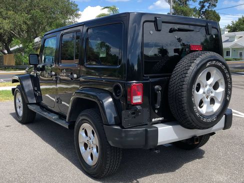 Used 2015 Jeep Wrangler Unlimited Sahara w/ Connectivity Group AWD/4WD image 5