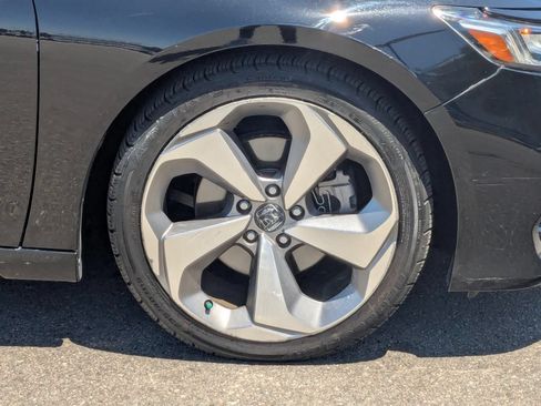 Used 2018 Honda Accord Touring image 11