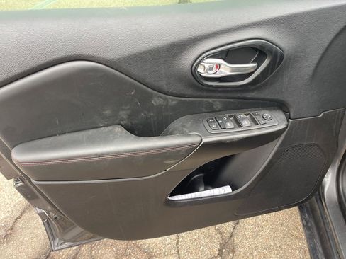 Used 2022 Jeep Cherokee Trailhawk w/ Sun & Sound Group image 21