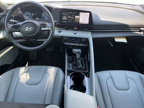 Certified 2025 Hyundai Elantra Limited FWD image 17