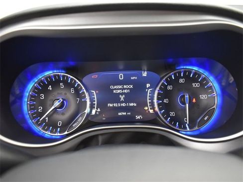 Used 2021 Chrysler Pacifica Touring-L w/ Premium & Safety Sphere Group image 11