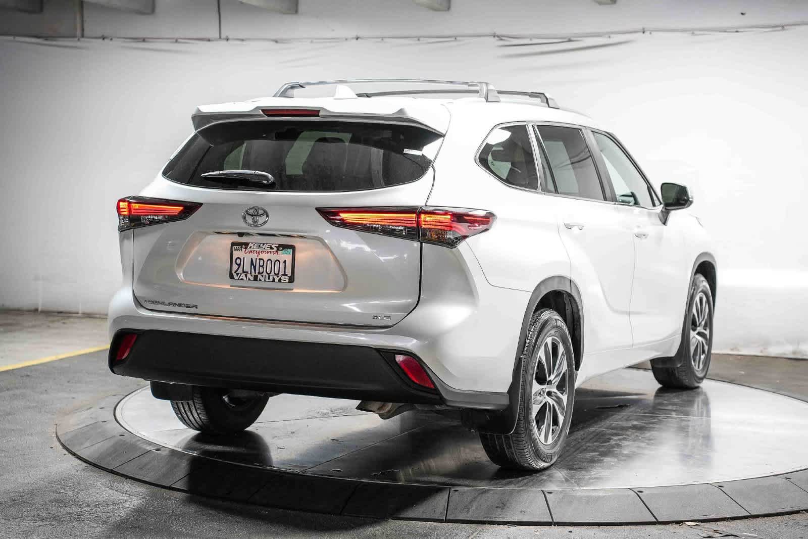 Used 2024 Toyota Highlander XLE FWD image 8