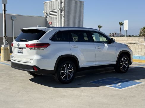 Used 2019 Toyota Highlander XLE w/ Carpet Mat Package (TMS) FWD image 12