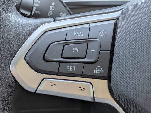 Used 2025 Volkswagen Tiguan SE AWD/4WD image 25