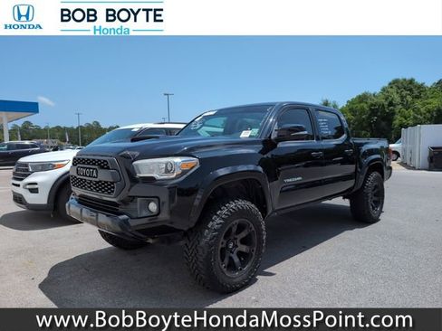 Used 2017 Toyota Tacoma TRD Sport AWD/4WD image 1
