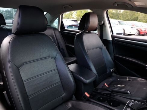 Used 2017 Volkswagen Passat 1.8T R-Line image 18