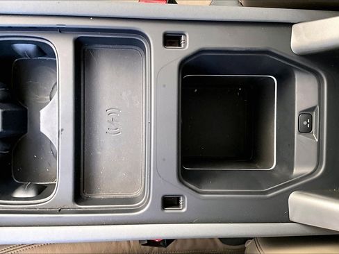 Used 2023 Land Rover Defender 130 SE image 33