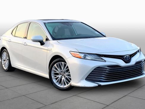 Used 2020 Toyota Camry XLE w/ Sunroof Package FWD image 3