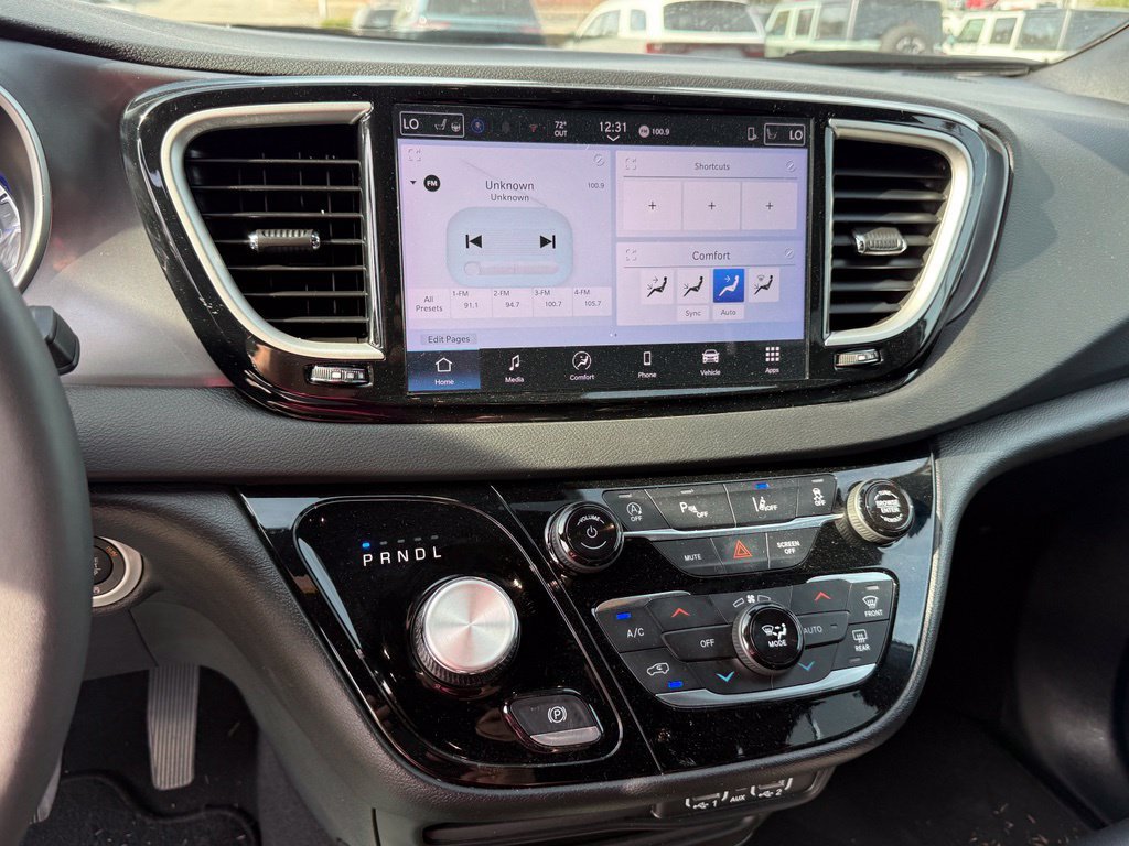 Used 2025 Chrysler Pacifica Select FWD image 19