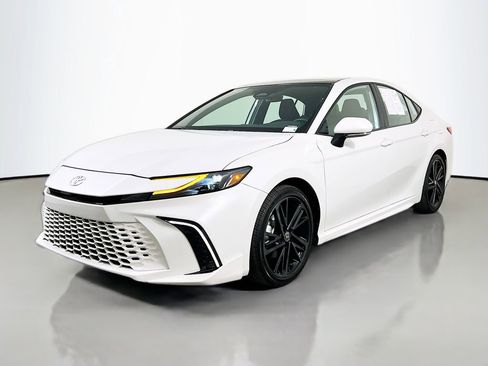 Used 2025 Toyota Camry XSE image 3
