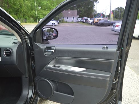Used 2014 Jeep Compass Latitude FWD image 25