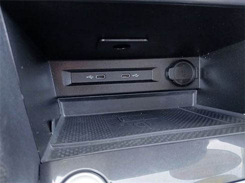 Used 2024 Volkswagen Tiguan SE w/ Panoramic Sunroof Package image 31