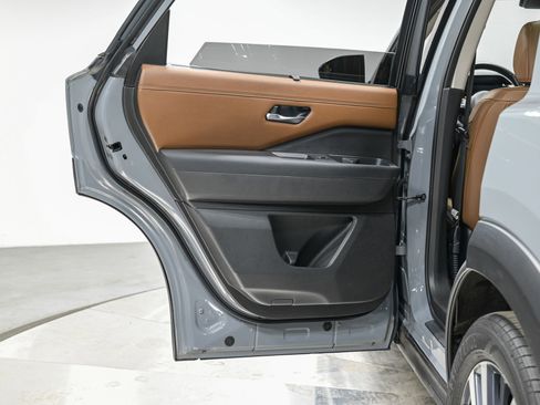 Used 2022 Nissan Pathfinder Platinum image 26