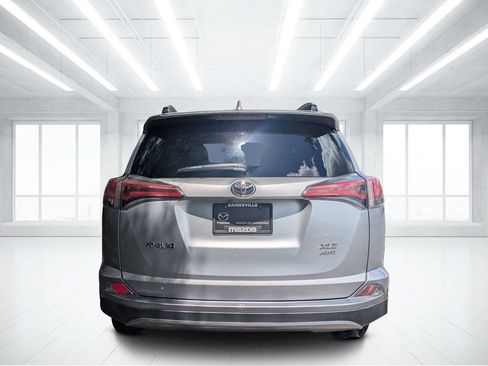 Used 2018 Toyota RAV4 XLE AWD/4WD image 4
