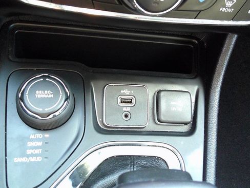 Used 2020 Jeep Cherokee Limited AWD/4WD image 29