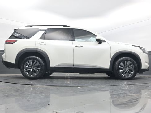 Used 2024 Nissan Pathfinder SV image 31