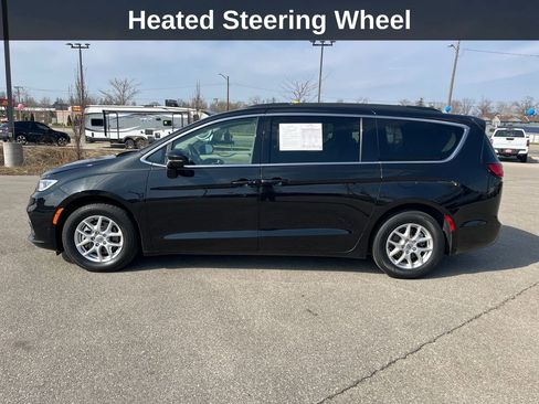 Used 2022 Chrysler Pacifica Touring-L image 2