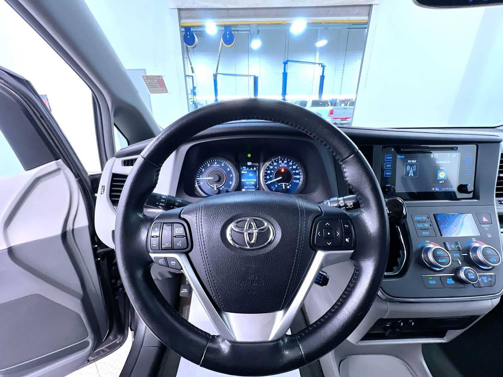 Used 2015 Toyota Sienna XLE FWD image 15