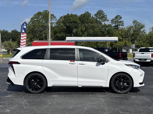 Used 2024 Toyota Sienna XSE FWD image 7