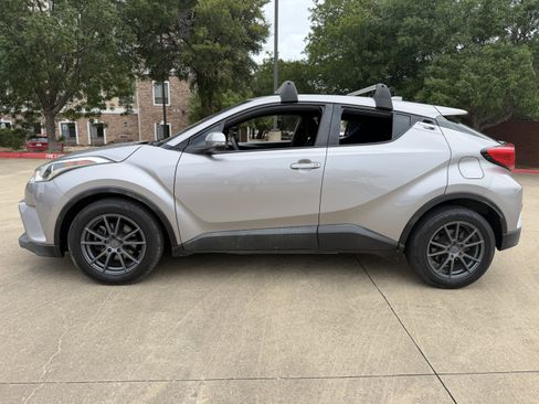 Used 2019 Toyota C-HR LE FWD image 4