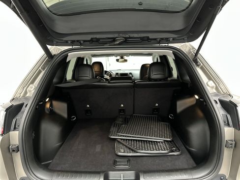 Used 2019 Jeep Cherokee Latitude Plus w/ Comfort/Convenience Group image 14