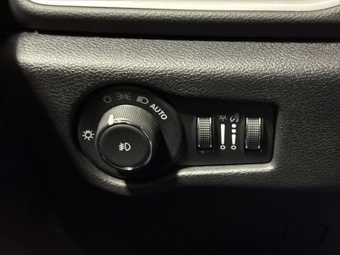 Used 2025 Chrysler Pacifica Select FWD image 18