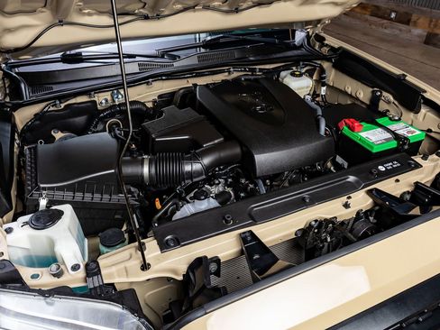 Used 2019 Toyota Tacoma TRD Off-Road w/ Technology Package image 40