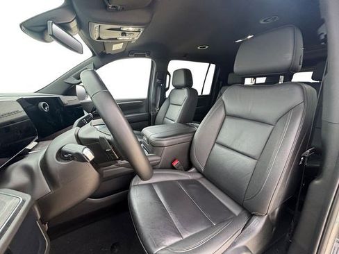Used 2025 Chevrolet Suburban Z71 AWD/4WD image 11