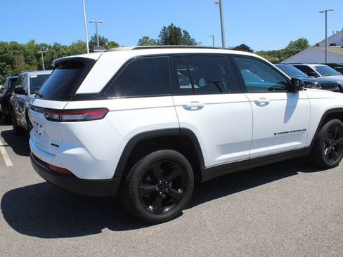 Used 2024 Jeep Grand Cherokee Limited w/ Black Appearance Package AWD/4WD image 32