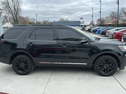 Used 2018 Ford Explorer XLT image 4