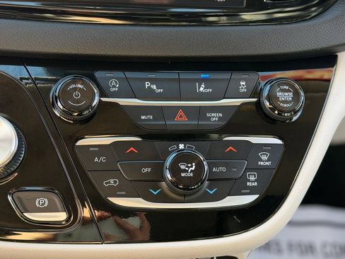 Used 2024 Chrysler Pacifica Touring-L FWD image 19