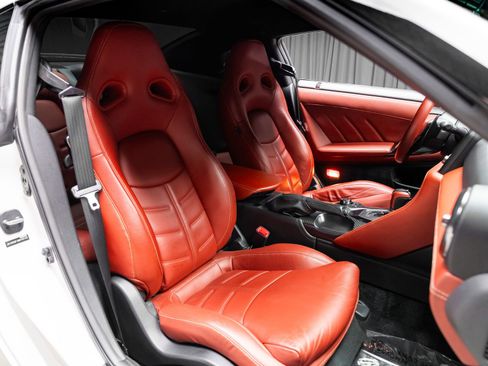 Used 2021 Nissan GT-R Premium image 7