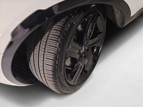 Certified 2024 Land Rover Discovery Dynamic SE image 28