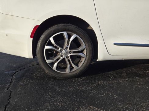 Used 2021 Chrysler Pacifica Pinnacle image 36