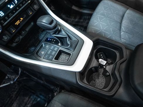 Used 2020 Toyota RAV4 XLE w/ Convenience Package image 24