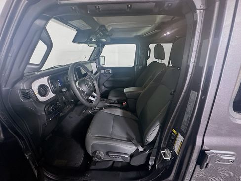 Used 2025 Jeep Wrangler Sahara image 13