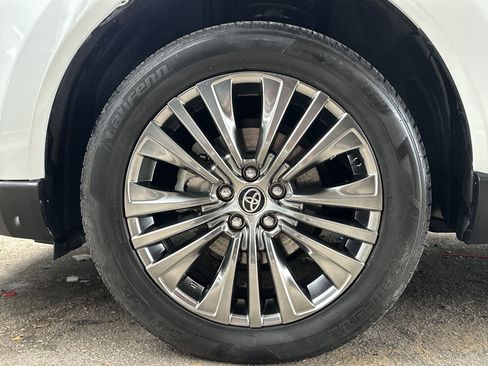 Used 2024 Toyota Venza XLE image 18