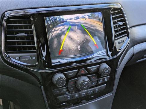 Used 2020 Jeep Grand Cherokee Laredo w/ 18" Wheel & 8.4" Radio Group image 12