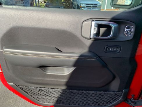 Used 2025 Jeep Wrangler Sahara image 20