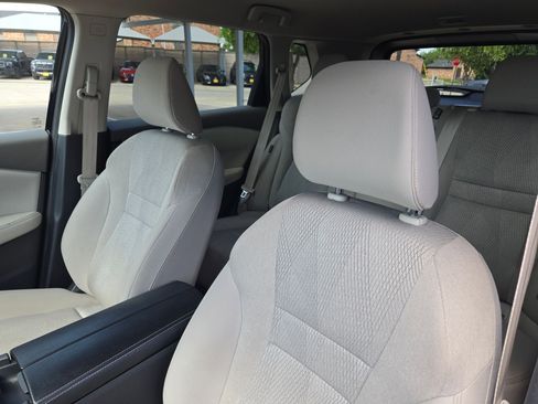 Certified 2025 Nissan Rogue SV FWD image 9