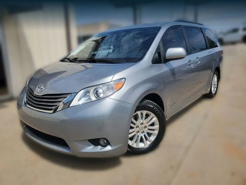 Used 2017 Toyota Sienna XLE w/ XLE Navigation Package FWD image 2
