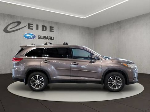 Used 2019 Toyota Highlander XLE AWD/4WD image 10
