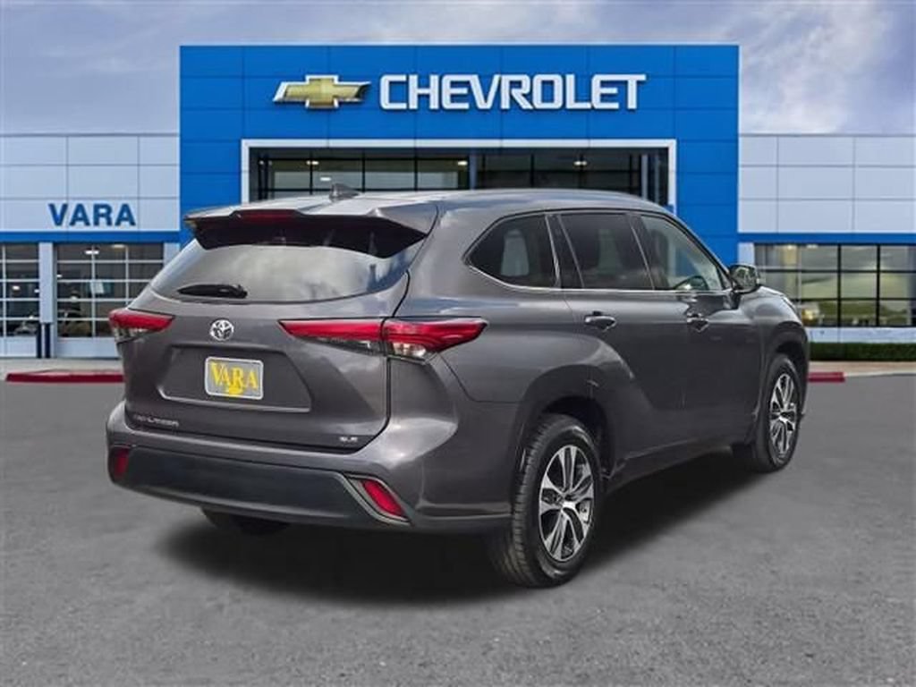 Used 2022 Toyota Highlander XLE FWD image 5