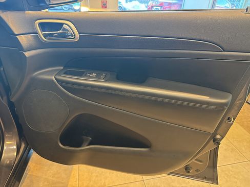 Used 2017 Jeep Grand Cherokee Altitude image 33