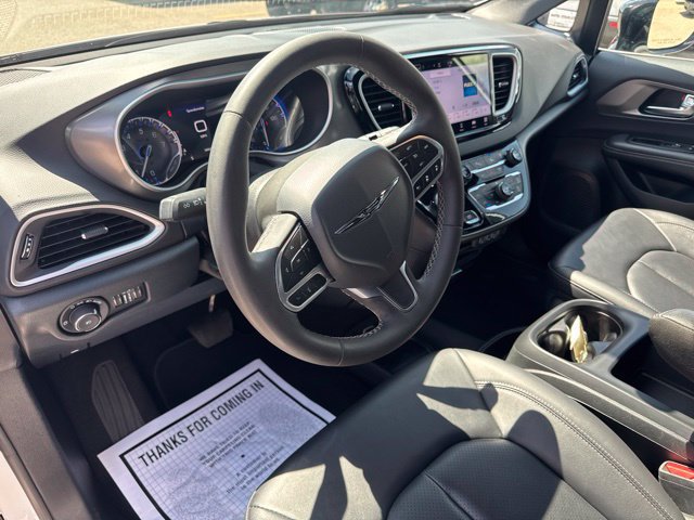 Used 2025 Chrysler Pacifica Select FWD image 12