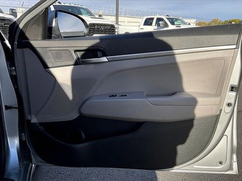 Used 2020 Hyundai Elantra SE image 19