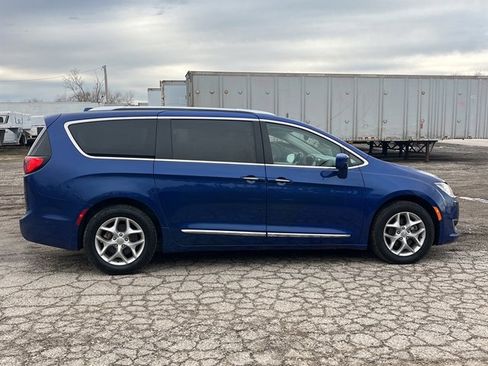 Used 2019 Chrysler Pacifica Touring-L Plus image 4